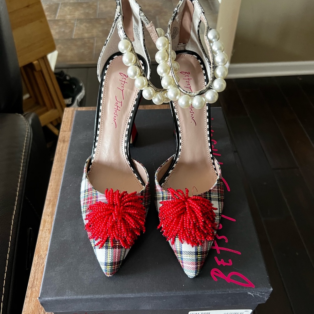 NEVER WORN!! BETSY JOHNSON WALTON SHOES 9.5
